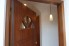 お洒落な木製玄関　内開きドア　で、かわいいデザインで　アンティークもあいます　