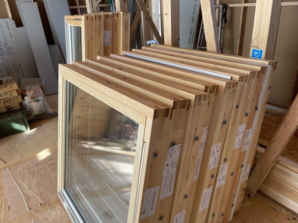 木製窓　トリプルガラス　北欧