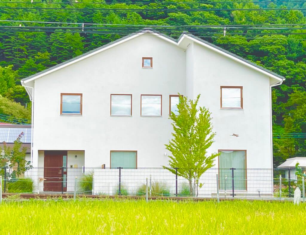 山梨県富士吉田市にあるモデルハウス外断熱でとても暖かく夏はとっても涼しい、だから家が長持ちします、塗り壁の家、木製トリプルガラスのサッシを使用しています